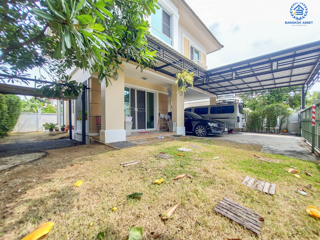 บ้านเดี่ยวมือสองย่านปทุมธานี ม.ชวนชื่นกรีนบาวด์ กรุงเทพ-ปทุมธานี บ้านสวยพร้อมเข้าอยู่ อยู่ในโครงการสภาพแวดล้อมดีมาก มีสนามกอล์ฟ เนื้อที่ 60.6 ตร.ว. ฟังก์ชัน 3 ห้องนอน 3 ห้องน้ำ จอดรถได้ 2 คัน บนทำเลเดินทางสะดวก เชื่อมต่อถนนหลายเส้นทาง ใกล้จุดขึ้นทางด่วน "อุดรรัถยา"